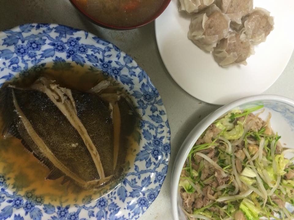 今夜のくまのレシピ 2016-02-14 カレイの煮付け、牛肉の薄切と豆苗(とうみょう)のオイスターソース炒め、野菜の味噌汁、市販のシュウマイ